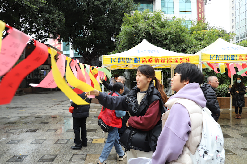 居民們在認真猜謎語（四鶴街道  洪志明  拍攝）_副本.png