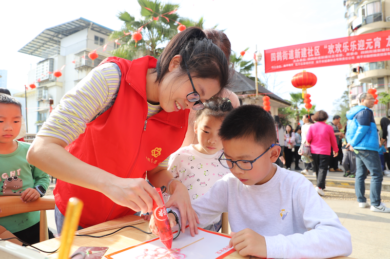 孩子們?cè)谥驹刚叩闹笇?dǎo)、家長的幫助下，從零開始，逐步完成了燈籠的各個(gè)部分。（四鶴街道洪志明  拍攝）1_副本.png